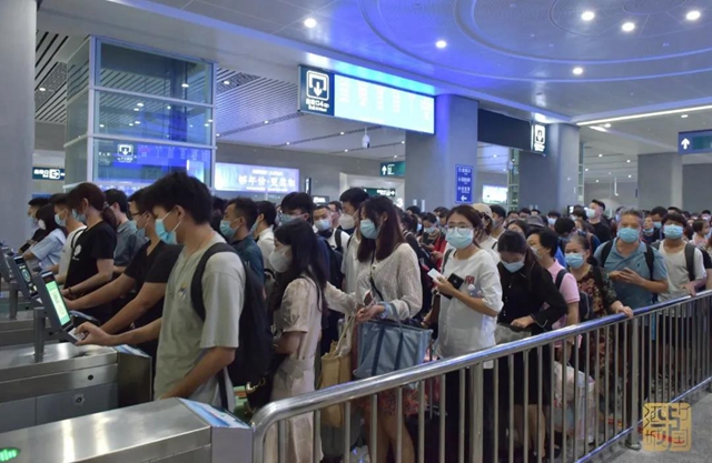 运力翻倍丨国庆长假期间,泸州高铁站8对列车重联运行(图2) 运力翻倍丨国庆长假期间,泸州高铁站8对列车重联运行(图2)