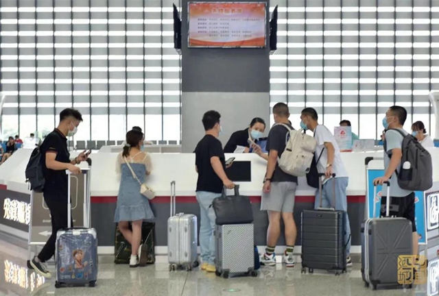 运力翻倍丨国庆长假期间,泸州高铁站8对列车重联运行(图4) 运力翻倍丨国庆长假期间,泸州高铁站8对列车重联运行(图4)