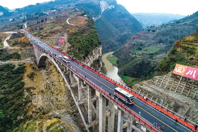 撒贝宁倾情讲述 | 央视一套国庆特别节目介绍泸州这座大桥(图2)