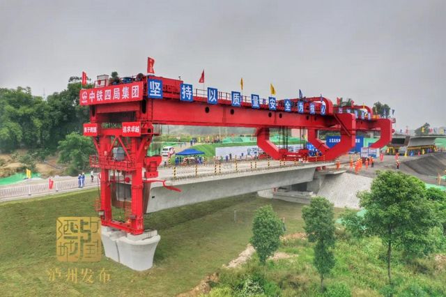 你们关心的高铁进展来了！京昆高铁渝昆段首孔箱梁成功架设(图1)