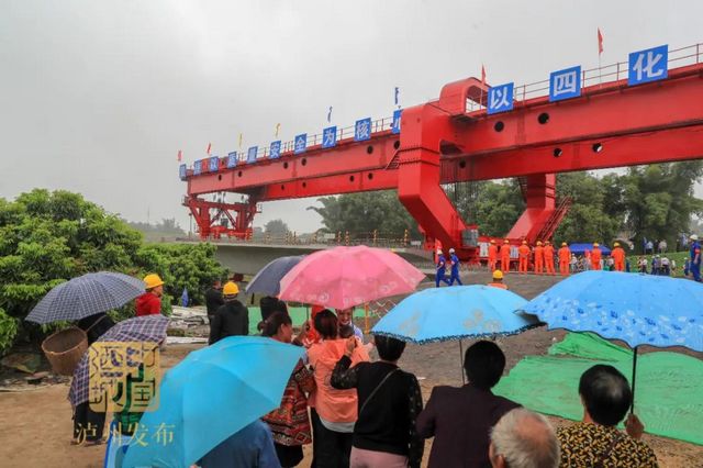 你们关心的高铁进展来了！京昆高铁渝昆段首孔箱梁成功架设(图3)