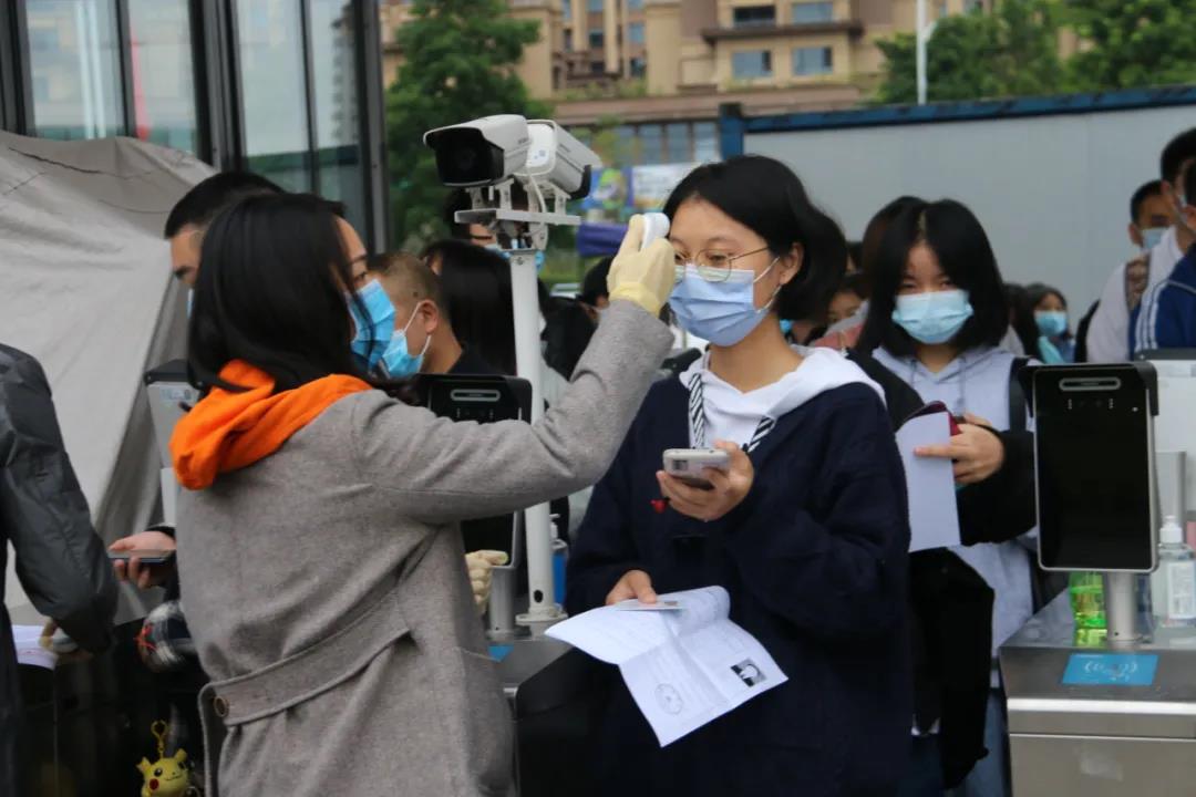 1161人报考!2021年“法考”泸州考区昨日开考(图4) 1161人报考!2021年“法考”泸州考区昨日开考(图4)