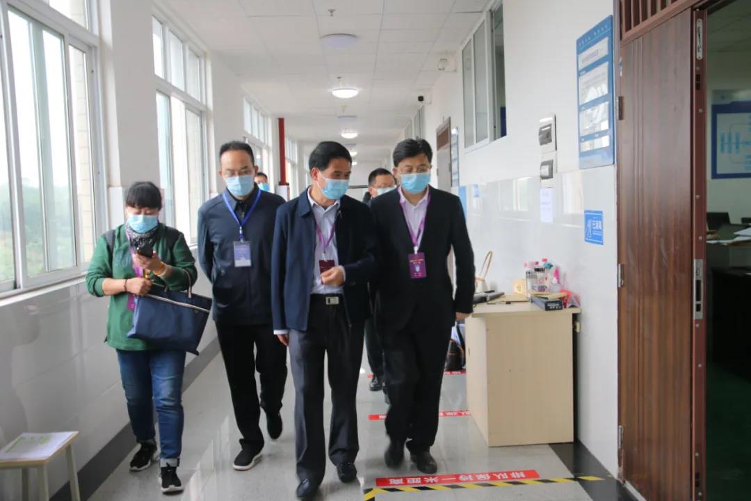 1161人报考!2021年“法考”泸州考区昨日开考(图6) 1161人报考!2021年“法考”泸州考区昨日开考(图6)