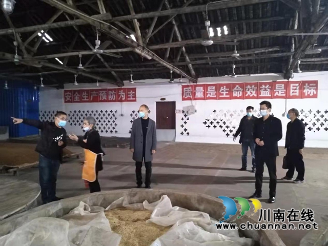 泸县市监局到云龙镇开展白酒小作坊治理能力提升验收工作