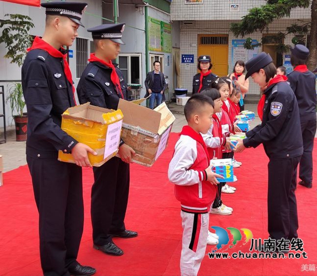 帮送捐赠品，警盾公益宣讲走进泸县天兴小学(图2)