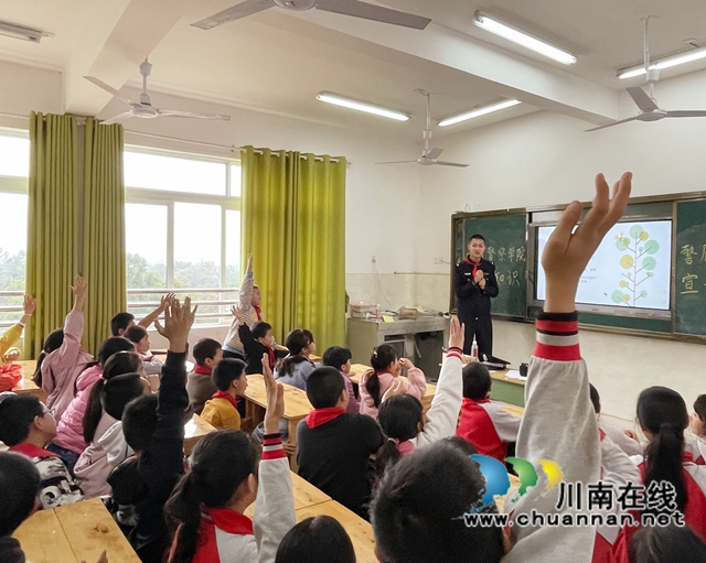 帮送捐赠品，警盾公益宣讲走进泸县天兴小学(图6)