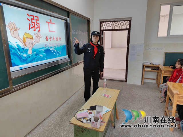 帮送捐赠品，警盾公益宣讲走进泸县天兴小学(图11)