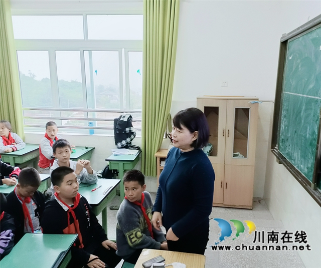 帮送捐赠品，警盾公益宣讲走进泸县天兴小学(图13)