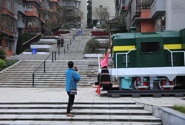 长明路灯、1966电话亭、东锅专线列车…自贡“山城巷”带你回到过去(图1)