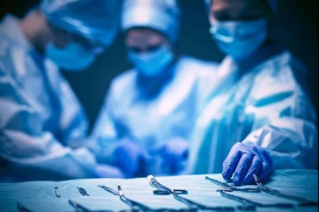 【关注】男子腰痛,医生取出21颗“骨头渣渣”!(图2) 【关注】男子腰痛,医生取出21颗“骨头渣渣”!(图2)