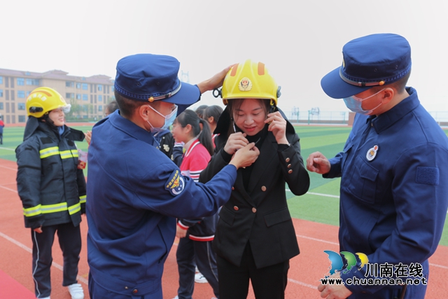 纳溪：消防演练进校园，师生体验“火焰蓝”(图2)