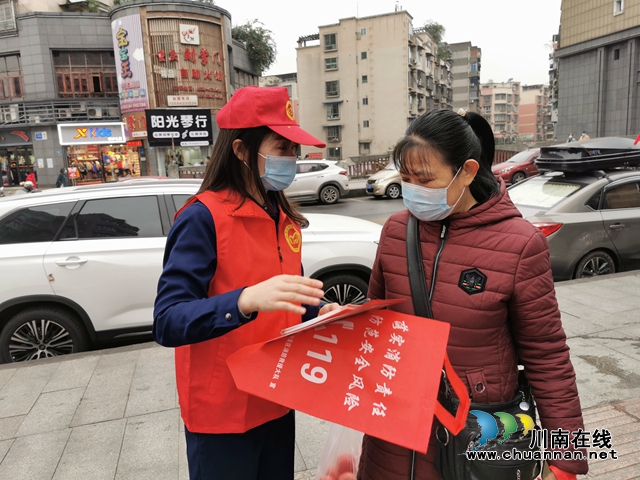 纳溪：“119”消防安全日 志愿者街头送“温暖”(图4)