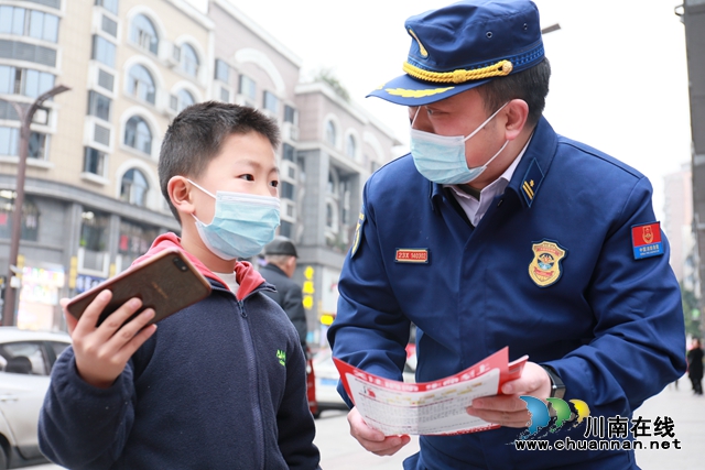 纳溪：“119”消防安全日 志愿者街头送“温暖”(图2)