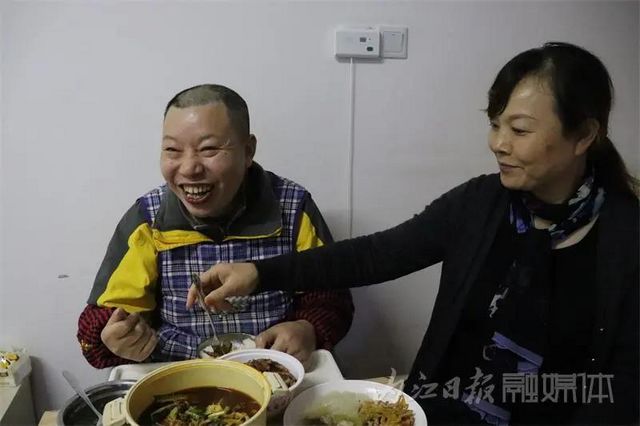 久病床前亲情浓,内江姐姐悉心照顾弟弟20余年(图3) 久病床前亲情浓,内江姐姐悉心照顾弟弟20余年(图3)