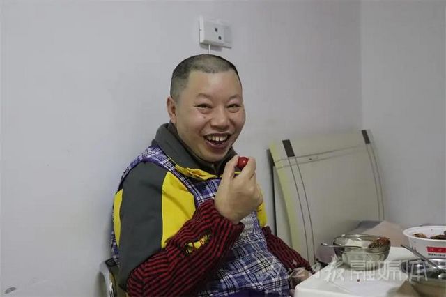 久病床前亲情浓,内江姐姐悉心照顾弟弟20余年(图4) 久病床前亲情浓,内江姐姐悉心照顾弟弟20余年(图4)