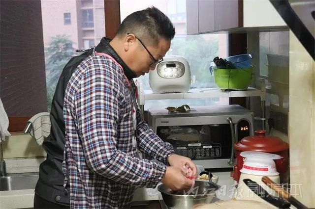 久病床前亲情浓,内江姐姐悉心照顾弟弟20余年(图5) 久病床前亲情浓,内江姐姐悉心照顾弟弟20余年(图5)