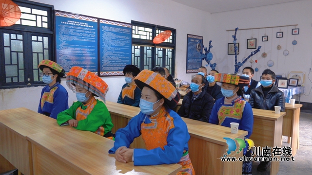 古蔺:学百年党史,传苗族非遗!让蓝色蜡染“红”起来……(图2) 古蔺:学百年党史,传苗族非遗!让蓝色蜡染“红”起来……(图2)