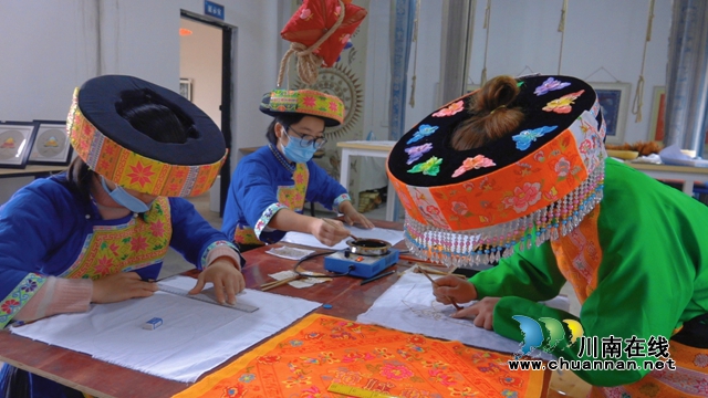 古蔺:学百年党史,传苗族非遗!让蓝色蜡染“红”起来……(图7) 古蔺:学百年党史,传苗族非遗!让蓝色蜡染“红”起来……(图7)