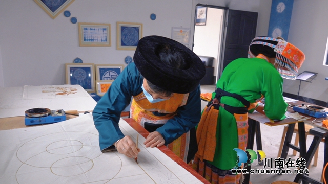 古蔺:学百年党史,传苗族非遗!让蓝色蜡染“红”起来……(图6) 古蔺:学百年党史,传苗族非遗!让蓝色蜡染“红”起来……(图6)