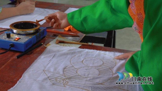 古蔺:学百年党史,传苗族非遗!让蓝色蜡染“红”起来……(图9) 古蔺:学百年党史,传苗族非遗!让蓝色蜡染“红”起来……(图9)