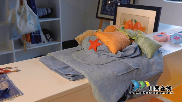 古蔺:学百年党史,传苗族非遗!让蓝色蜡染“红”起来……(图8) 古蔺:学百年党史,传苗族非遗!让蓝色蜡染“红”起来……(图8)