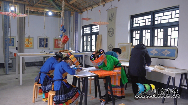 古蔺:学百年党史,传苗族非遗!让蓝色蜡染“红”起来……(图11) 古蔺:学百年党史,传苗族非遗!让蓝色蜡染“红”起来……(图11)