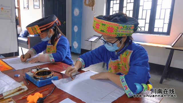 古蔺:学百年党史,传苗族非遗!让蓝色蜡染“红”起来……(图10) 古蔺:学百年党史,传苗族非遗!让蓝色蜡染“红”起来……(图10)