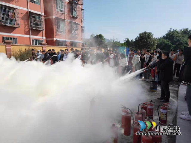 纳溪区护国中学举行消防演练灭火实训(图2) 纳溪区护国中学举行消防演练灭火实训(图2)
