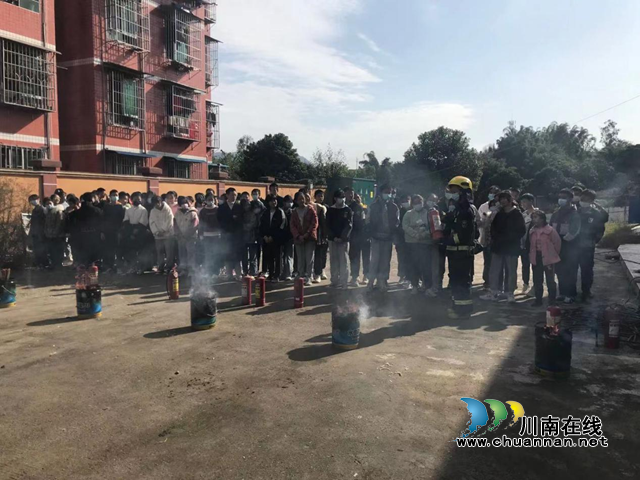 纳溪区护国中学举行消防演练灭火实训(图1) 纳溪区护国中学举行消防演练灭火实训(图1)