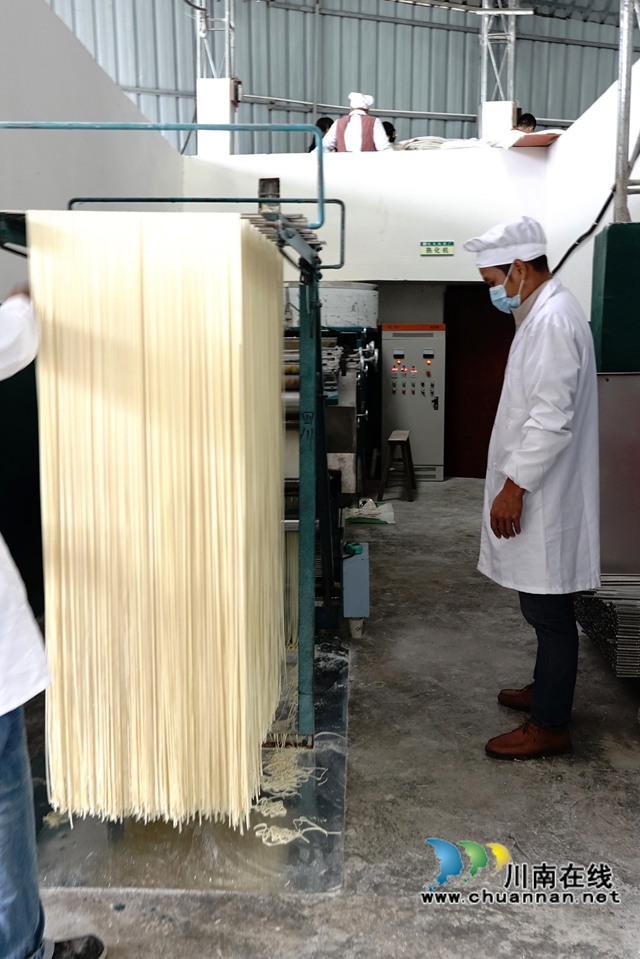 西南医大附院科研团队青睐税袁“古蔺面”(图13)