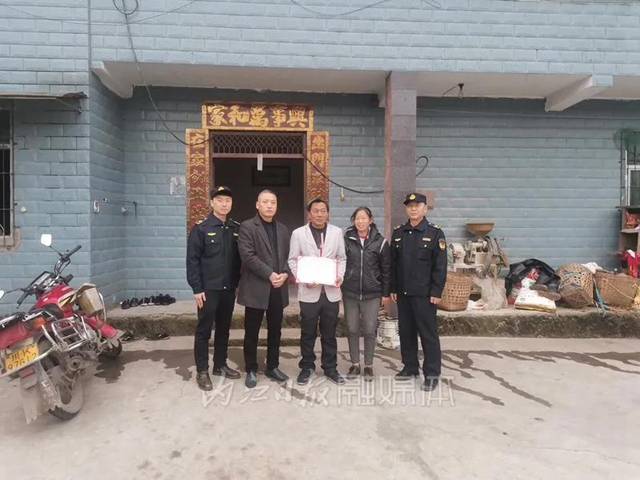 自觉保护“大怪鱼”，内江两名爱心人士获颁荣誉证书(图2)