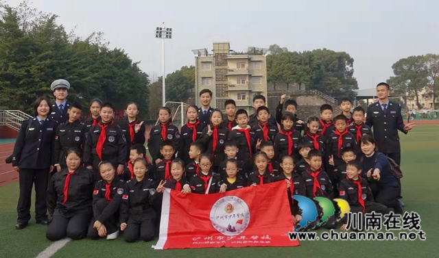 泸州：走进川警院，少年警校学员学当小交警(图2)