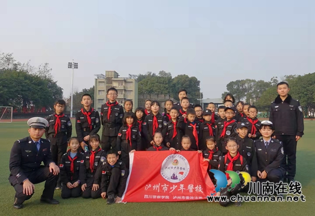泸州：走进川警院，少年警校学员学当小交警(图4)