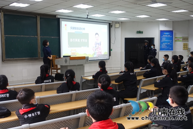 泸州：走进川警院，少年警校学员学当小交警(图9)