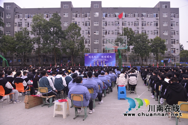 泸县建校举行纪念“12.9运动”86周年活动暨成人礼仪式(图1)