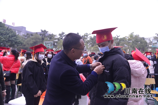 泸县建校举行纪念“12.9运动”86周年活动暨成人礼仪式(图11)