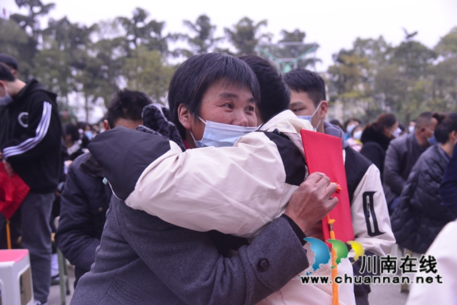 泸县建校举行纪念“12.9运动”86周年活动暨成人礼仪式(图19)