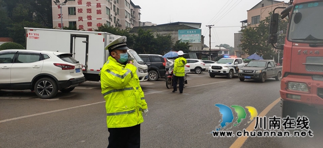 泸县云龙镇开展道路交通安全劝导及宣传工作