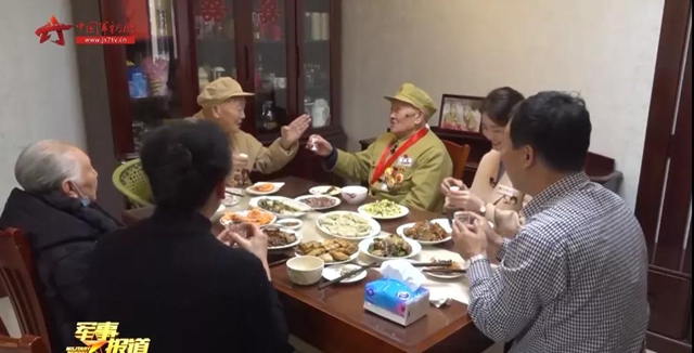 70年后的重逢|泸州94岁老兵跨越三千公里只为再见老班长一面(图8) 70年后的重逢|泸州94岁老兵跨越三千公里只为再见老班长一面(图8)