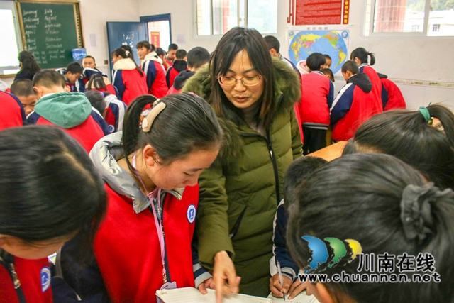 泸州民盟“教育烛光行动”走进山区学校