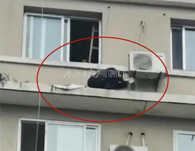 报警！街心花园高空坠物，内江民警现场“破案”