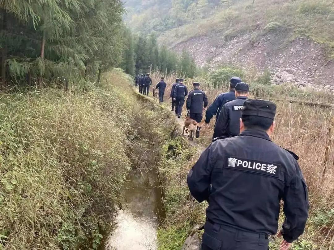 叙永深山躲藏五年遥控贩毒,没跑脱 !(图2) 叙永深山躲藏五年遥控贩毒,没跑脱 !(图2)