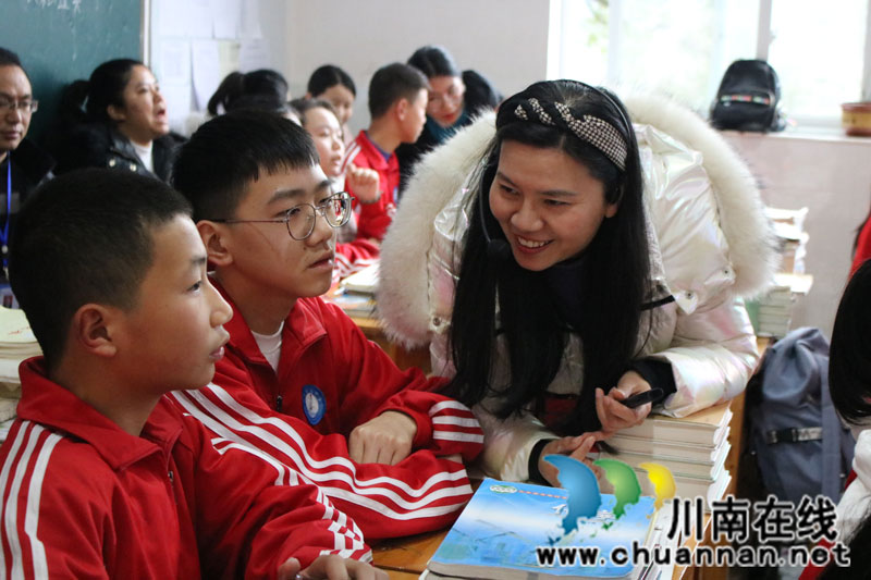 民盟泸州市委“农村教育烛光行动”走进叙永县天池中学(图1)