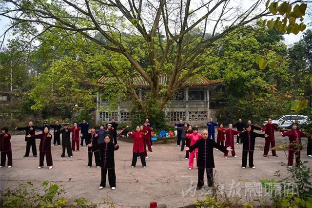 天哪！内江竟有高手在公园同练武侠小说里的绝学“易筋经”！(图1)