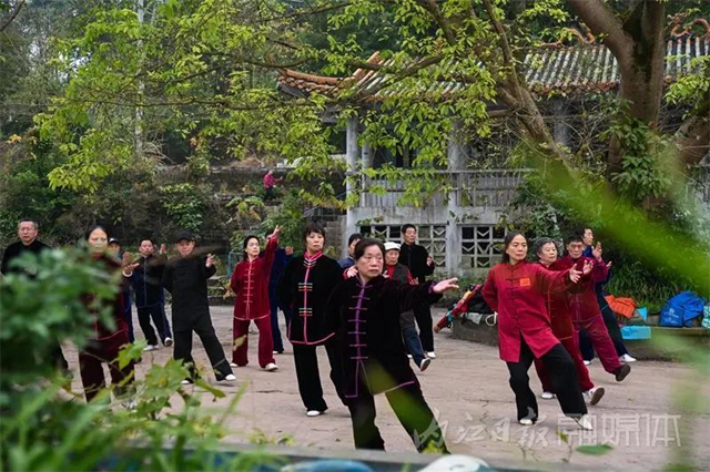 天哪！内江竟有高手在公园同练武侠小说里的绝学“易筋经”！(图3)