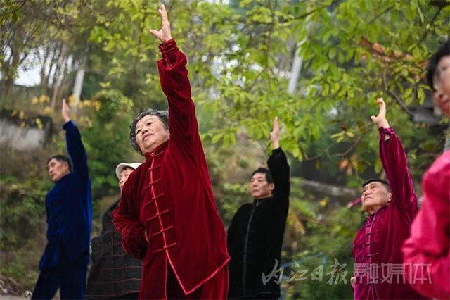 天哪！内江竟有高手在公园同练武侠小说里的绝学“易筋经”！(图4)