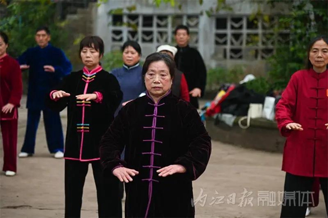 天哪！内江竟有高手在公园同练武侠小说里的绝学“易筋经”！(图6)