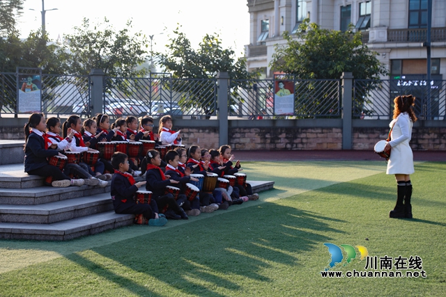 江阳：特色课程托起快乐童年(图2)