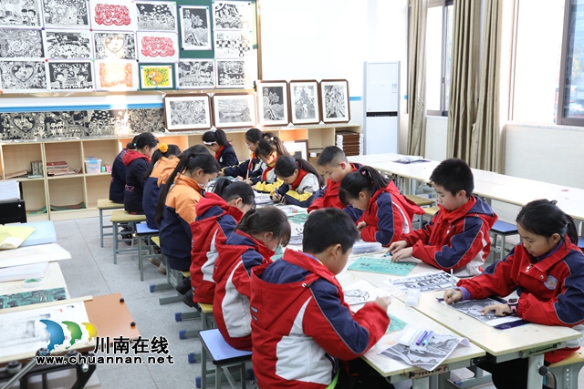 江阳：特色课程托起快乐童年(图3)