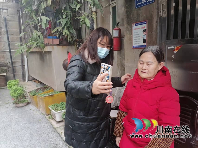 龙马潭区小市街道回龙湾社区为退休老人进行上门认证服务